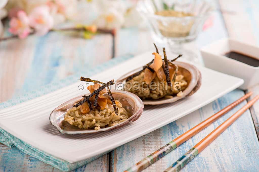 Un primo particolare: abalone con riso basmati e the matcha