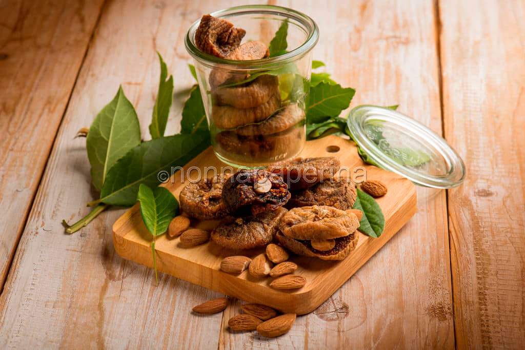 Un’esplosione di dolcezza con i fichi secchi alle mandorle