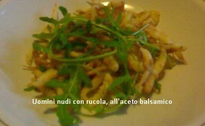 Uomini nudi, rucola, e aceto balsamico