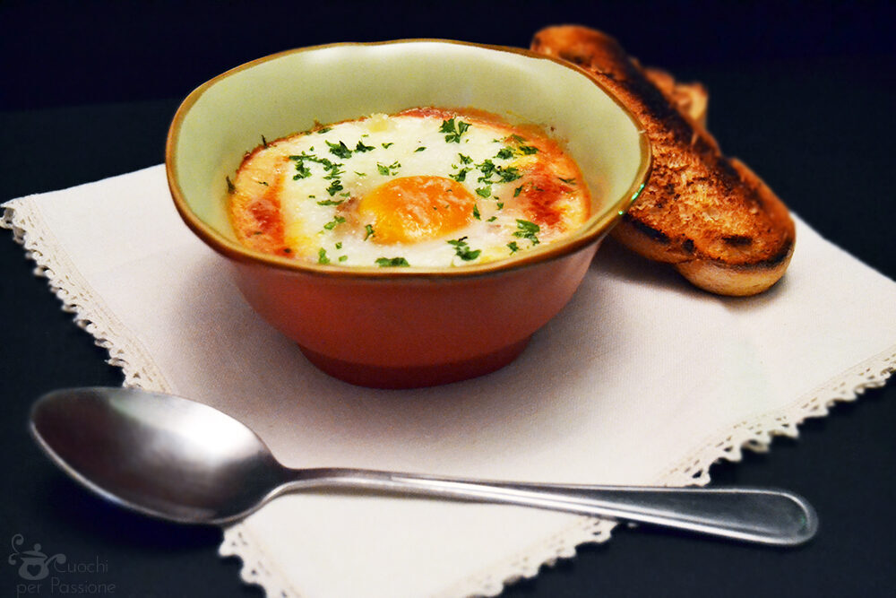 Uova al forno con pomodoro e mozzarella