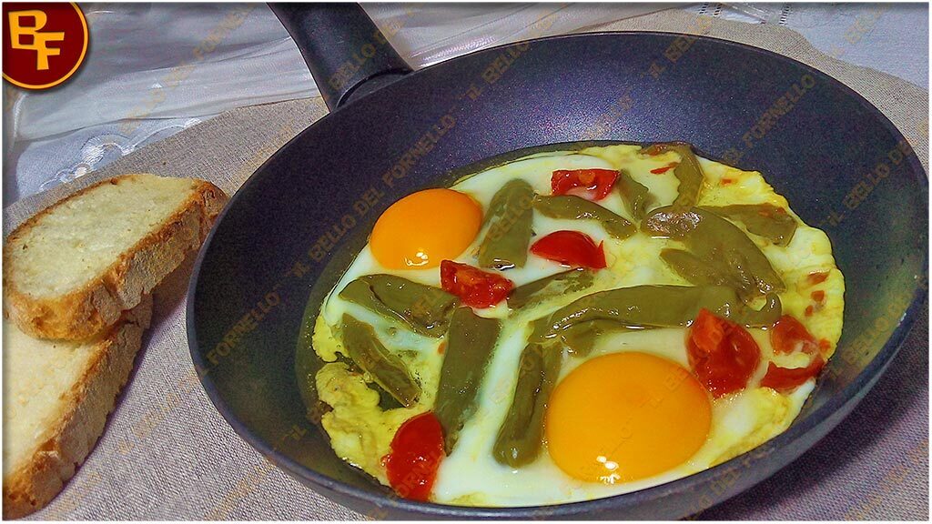 Uova al tegamino peperoni e pomodoro