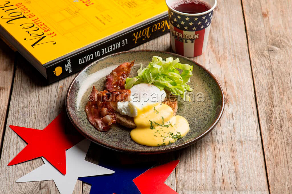 Uova alla benedict per una colazione iper-proteica