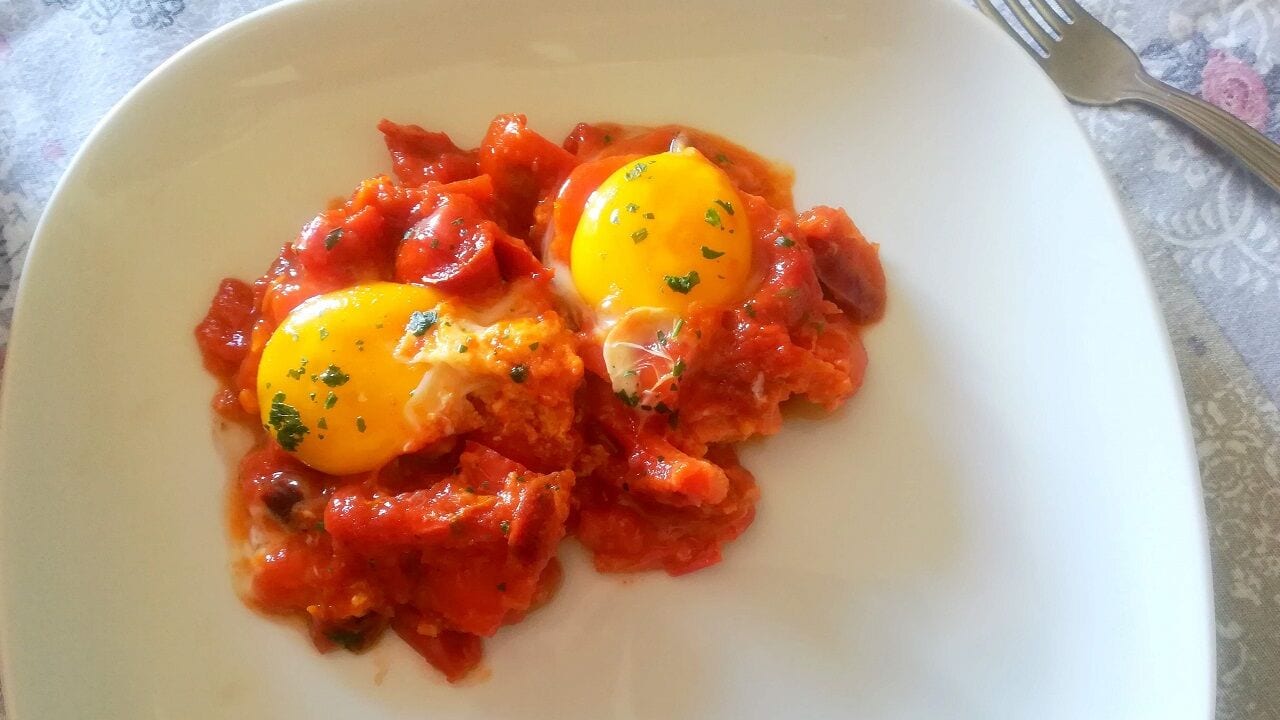 Uova alla shakshuka: ecco come si fanno