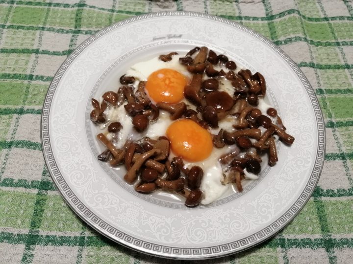 Uova all’occhio di bue con funghi chiodini