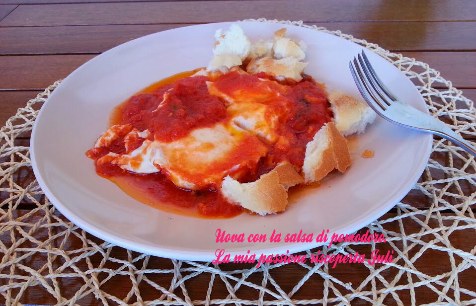 Uova con la salsa di pomodoro uova fresche