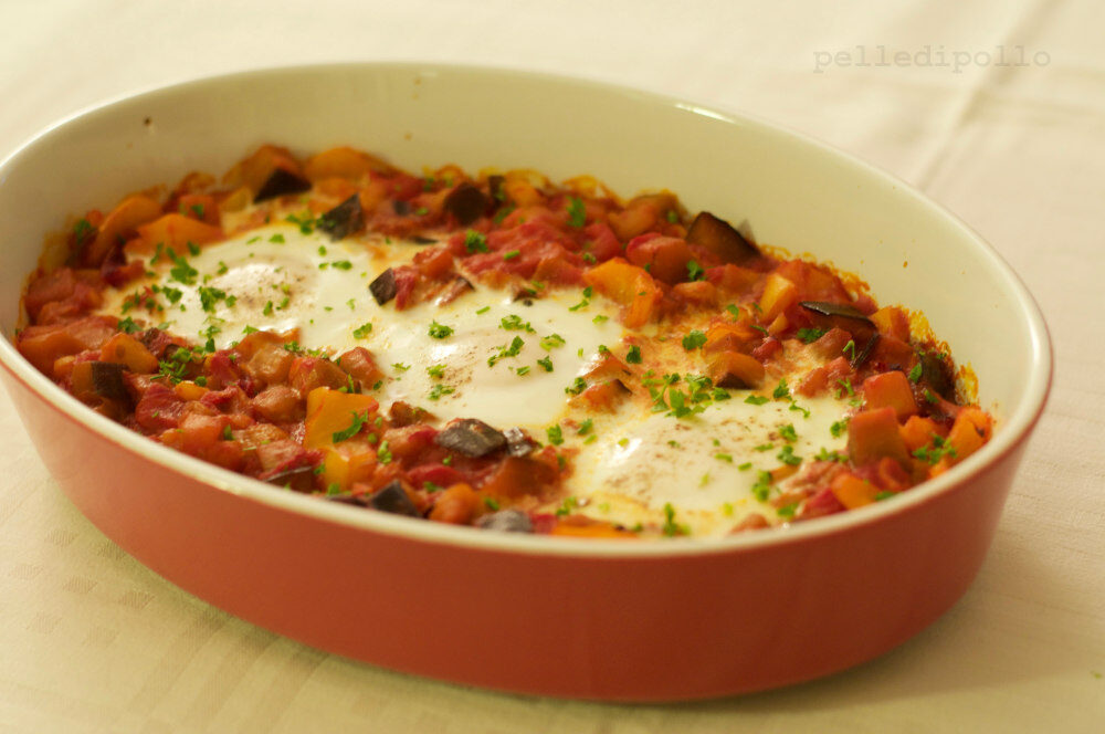 Uova con sugo di pomodoro e verdure