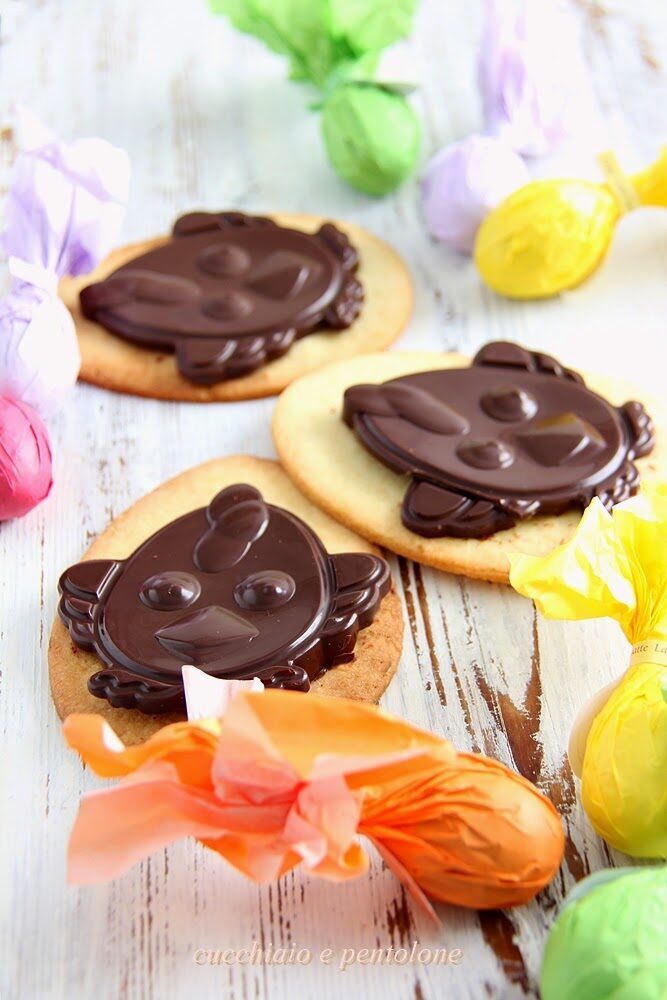 Uova di frolla con pulcini di cioccolato