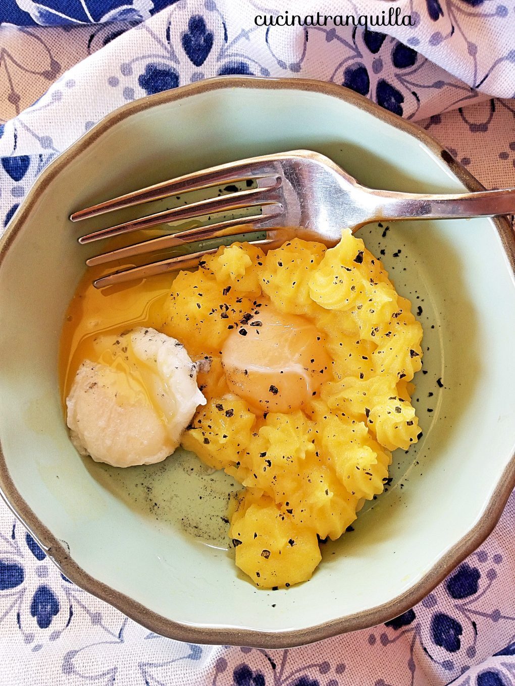 Uova di quaglia poch con crema di patate