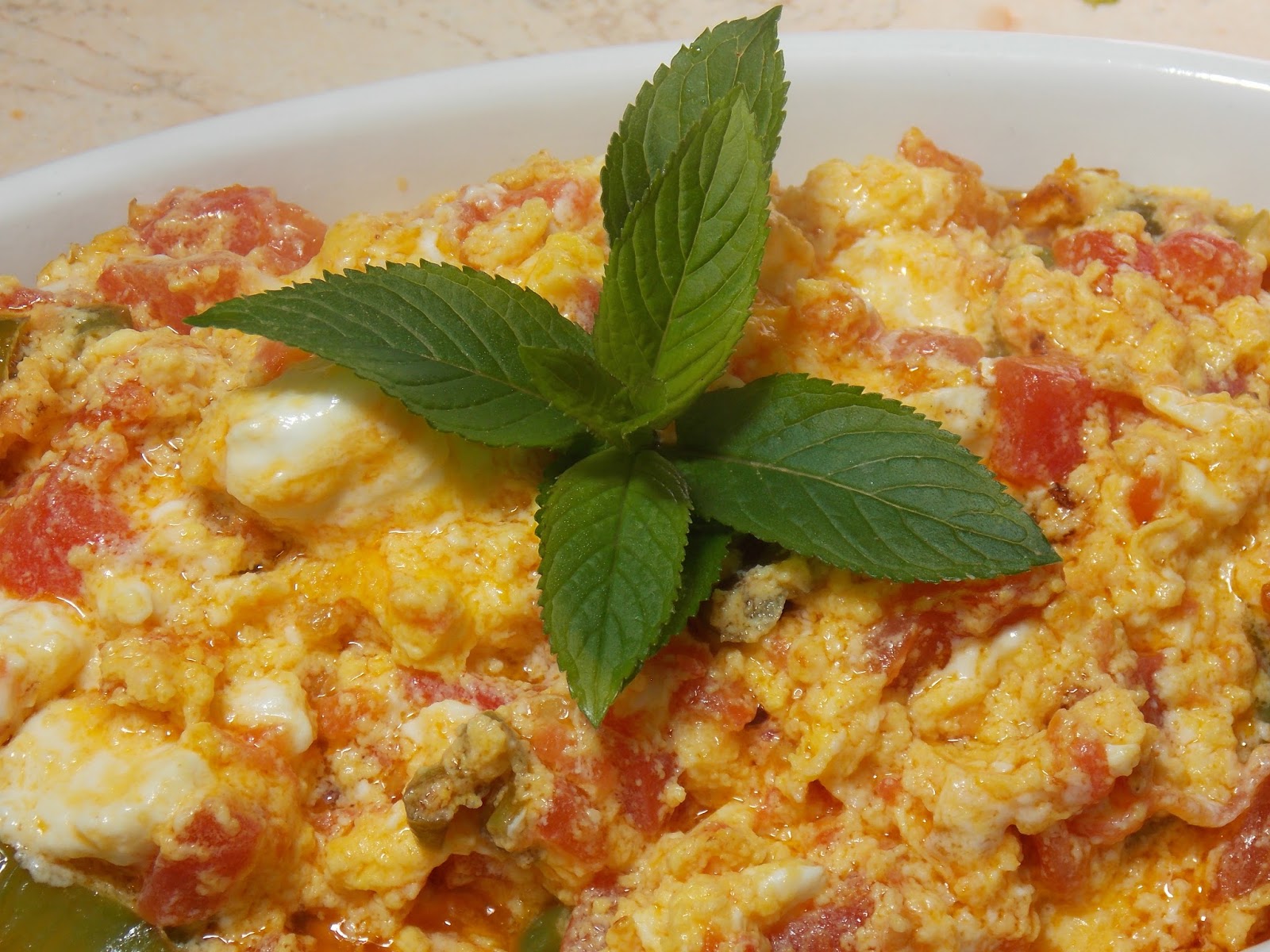 Uova feta e pomodoro