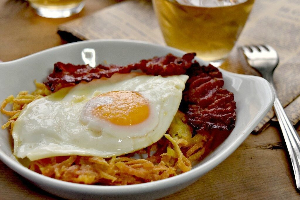 Uova fritte, rosti e pancetta, perfette per un brunch
