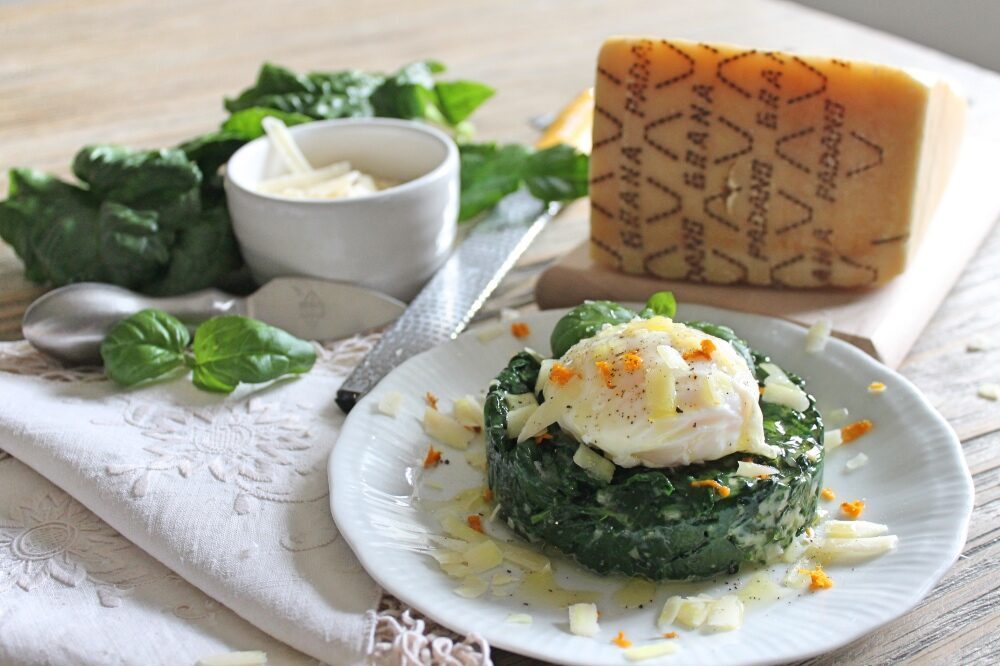 Uova in camicia su tortino di spinaci e grana padano dop