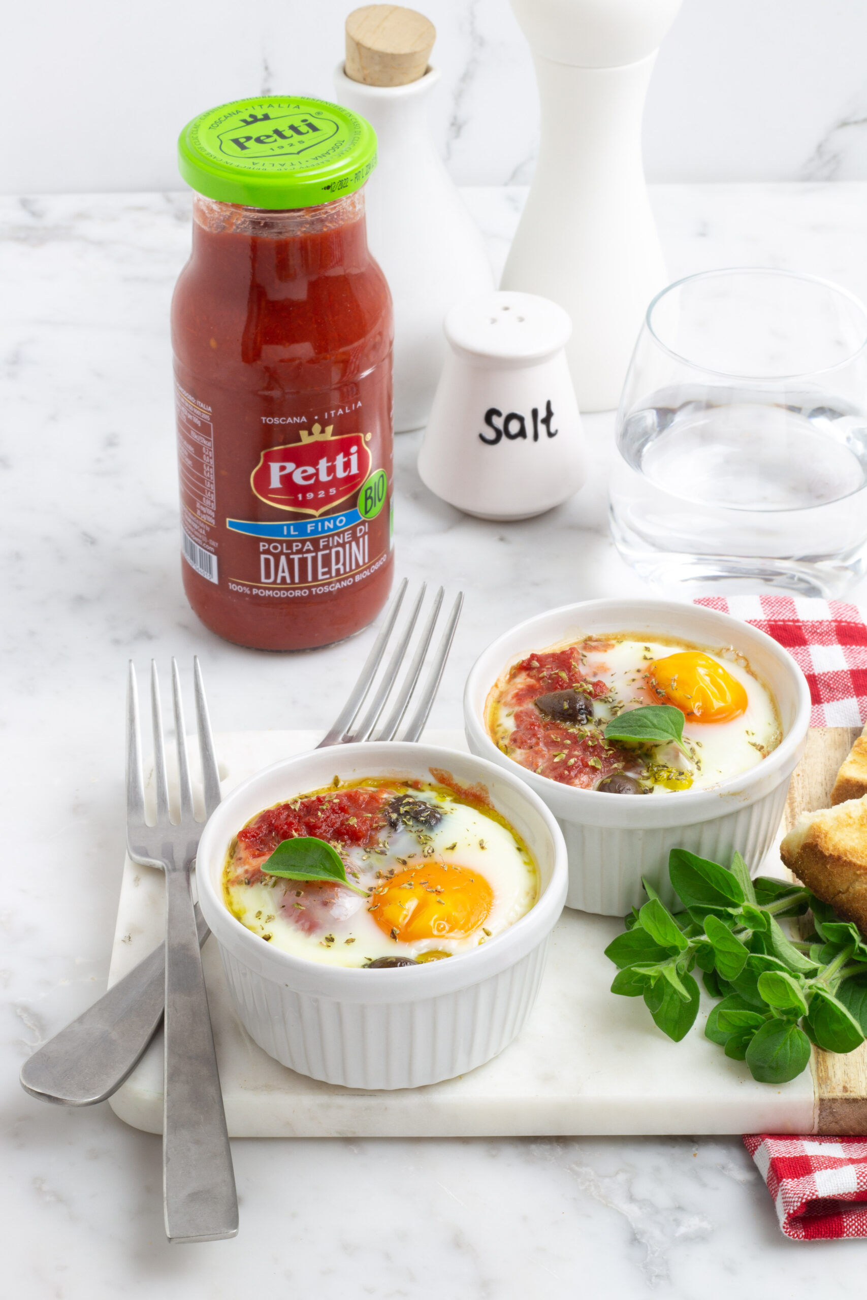 Uova in cocotte al pomodoro