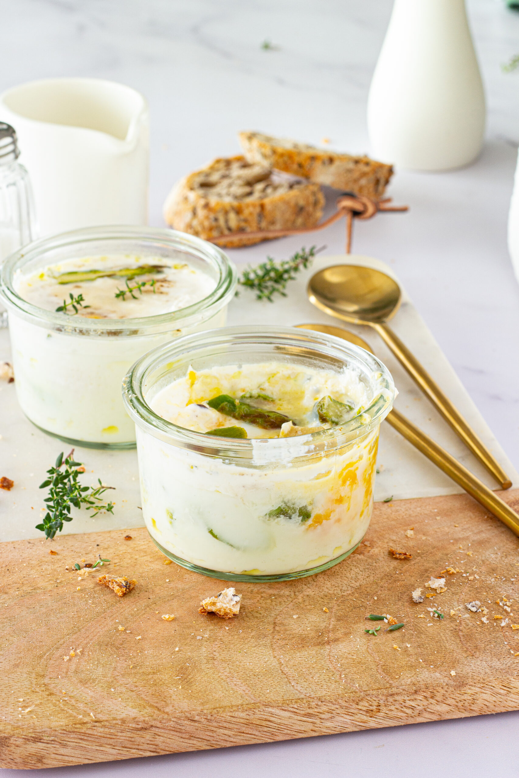 Uova in cocotte con asparagi bianchi e verdi