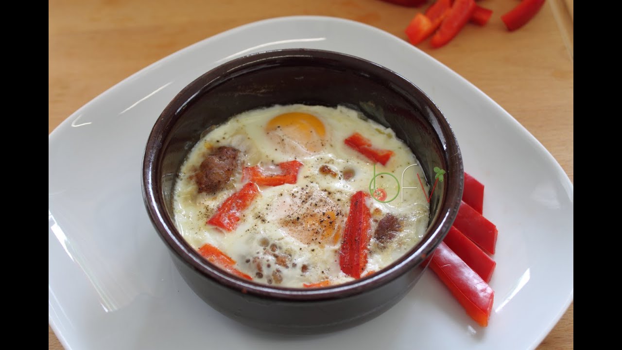 Uova in cocotte con salsiccia e peperoni [videoricetta]