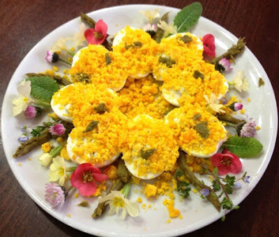 Uova mimosa con asparagi