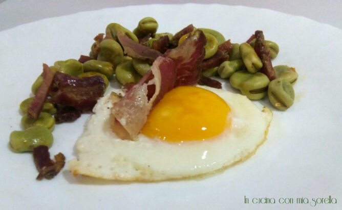 Uova occhio di bue con fave, prosciutto e tabasco