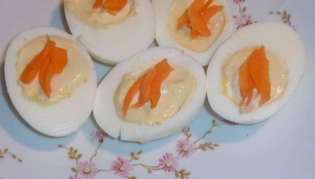 Uova ripiene di prosciutto e formaggio