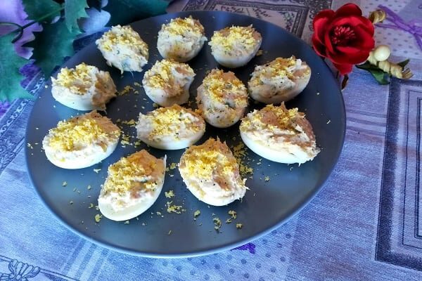Uova ripiene light con yogurt greco, con e senza bimby