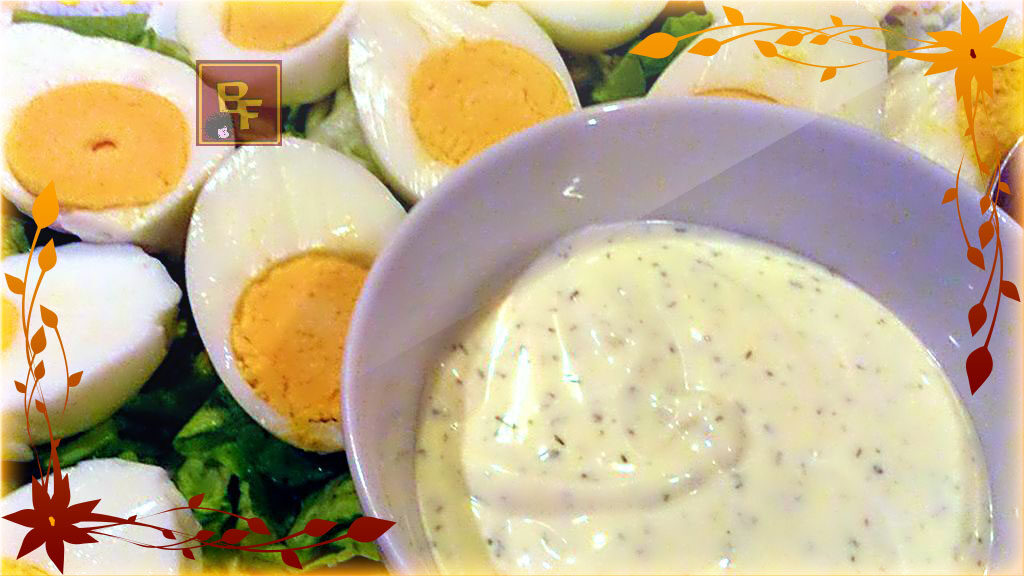 Uova sode con salsa allo yogurt