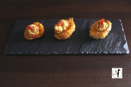 Uova sode croccanti ripiene di crema alla paprica e peperone in agrodolce, preparate con la friggitrice ad aria