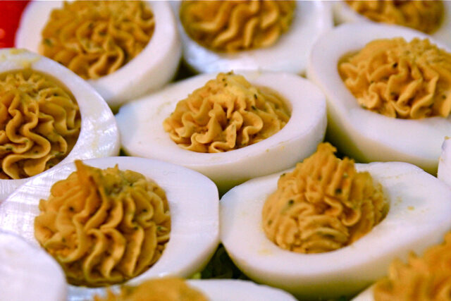 Uova sode ripiene con prosciutto e formaggio