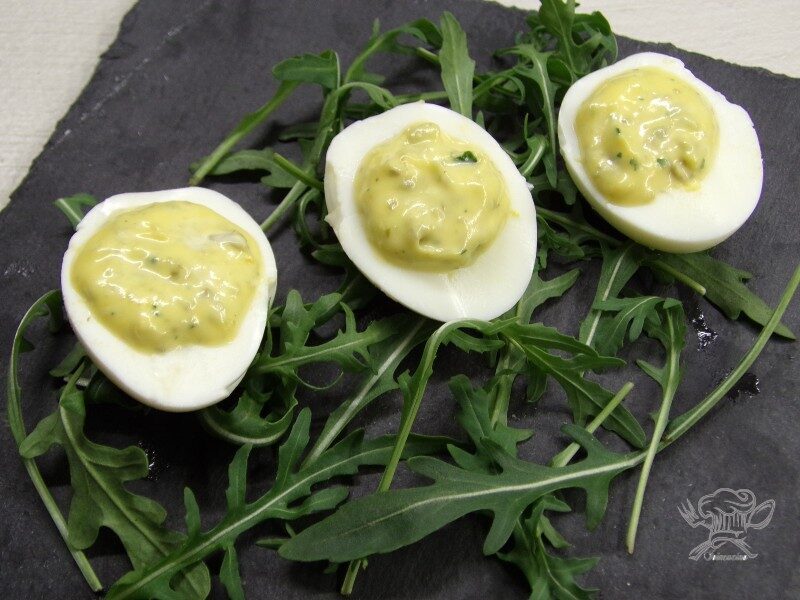 Uova sode ripiene di salsa tartara