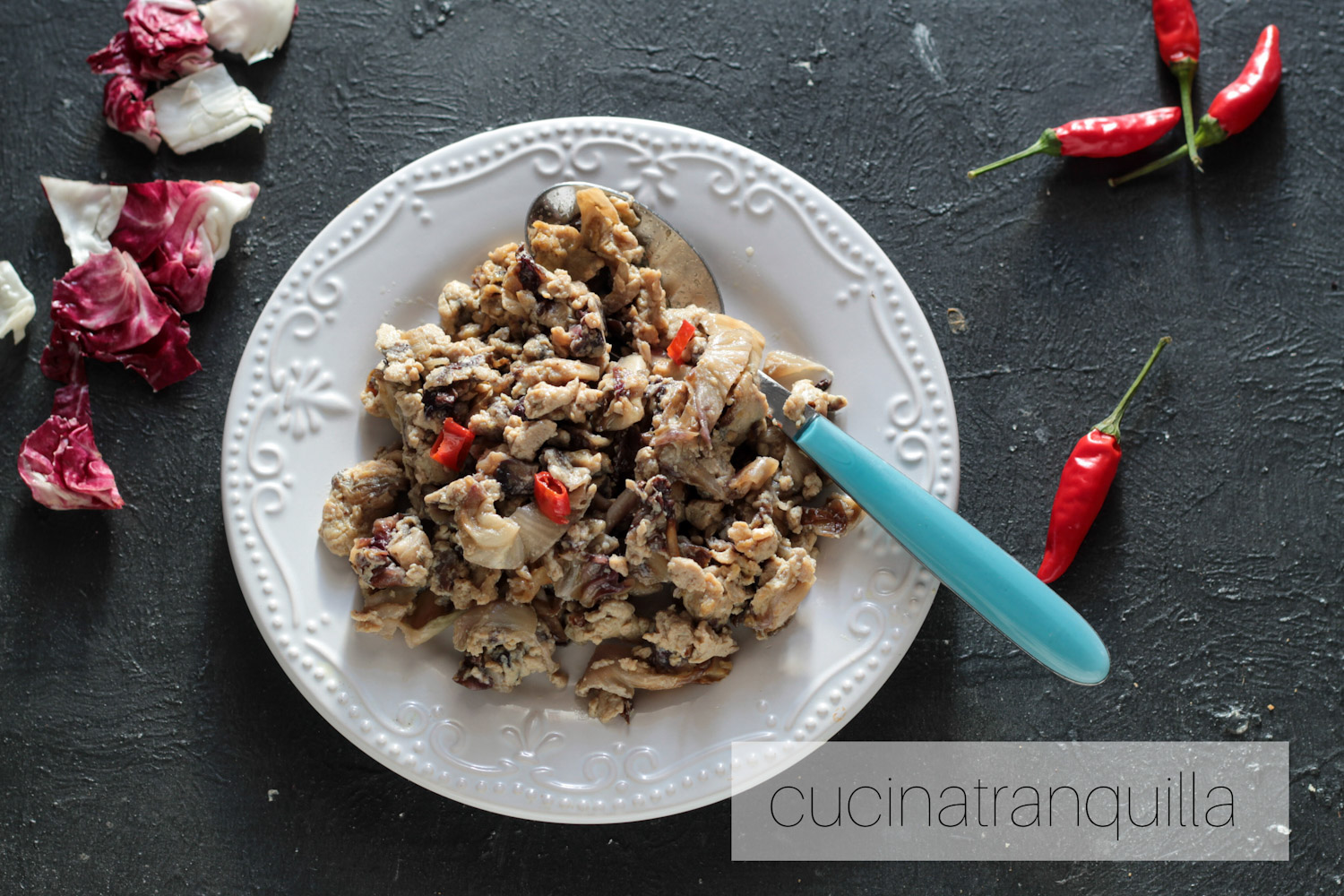 Uova strapazzate con radicchio e peperoncino
