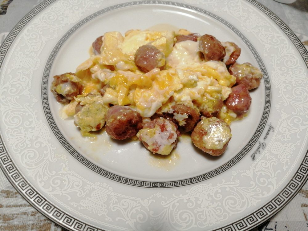 Uova strapazzate con salsiccia