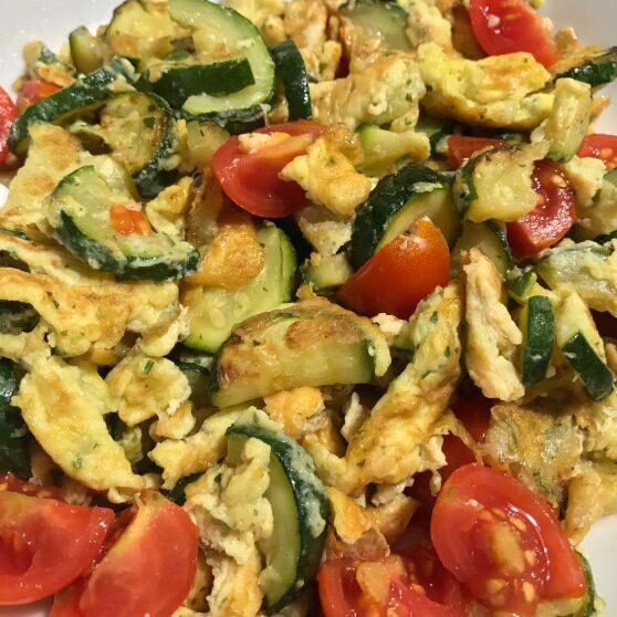 Uova strapazzate con zucchine e pomodorini