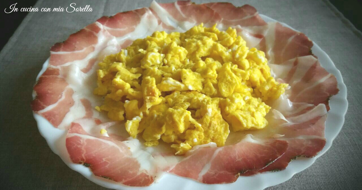 Uova strapazzate e prosciutto – ricetta secondo veloce ed economico
