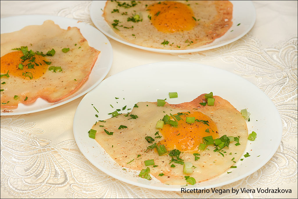Uova vegane in padella simil occhio di bue