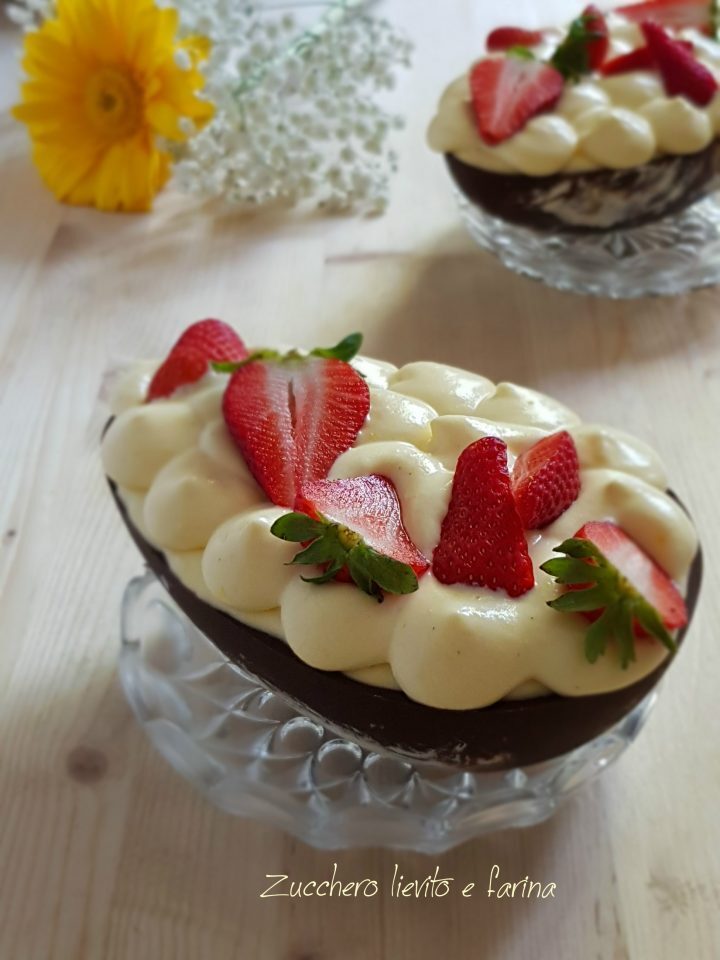 Uovo di cioccolato ripieno di mascarpone e fragole