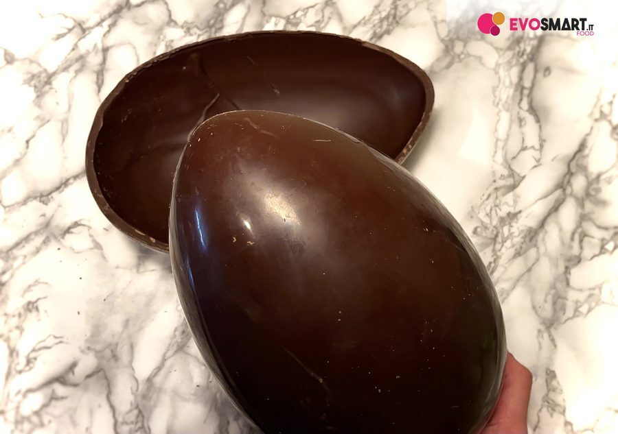 Uovo di pasqua fatto in casa al cioccolato fondente