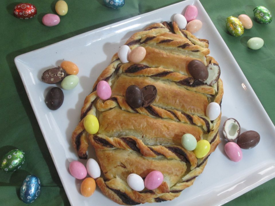 Uovo di sfoglia e cioccolato