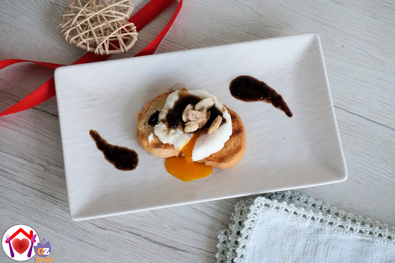 Uovo in camicia con salsa di ciliegie e mandorle
