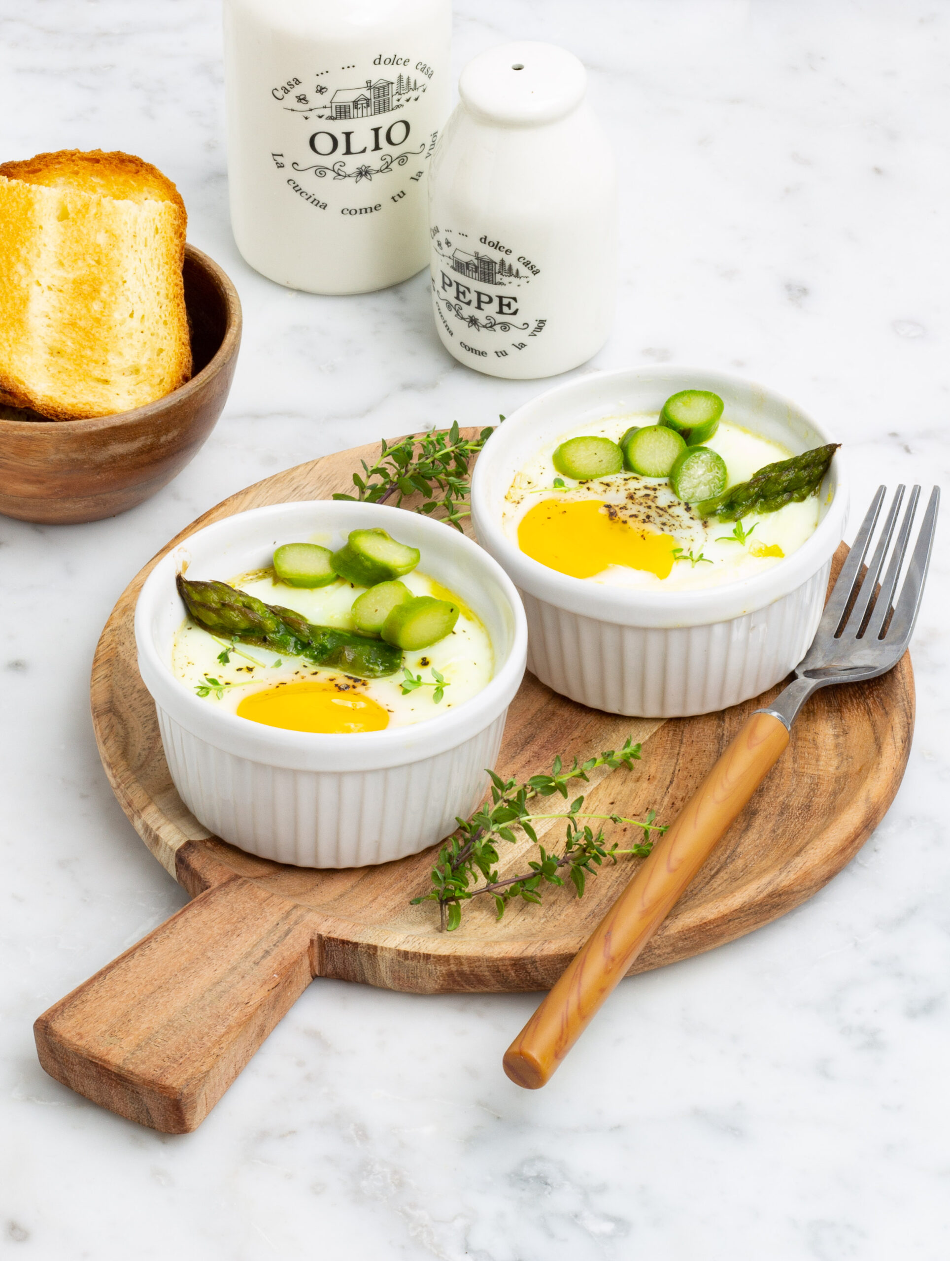 Uovo in cocotte con polenta e asparagi
