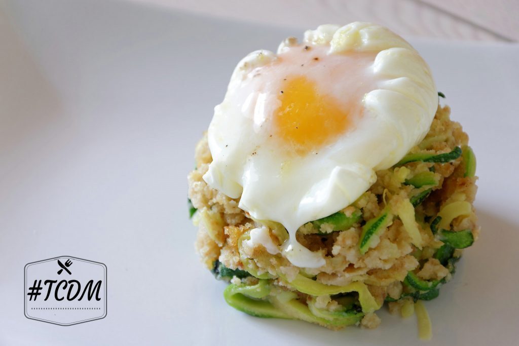 Uovo pochè con spaghetti di zucchine croccanti