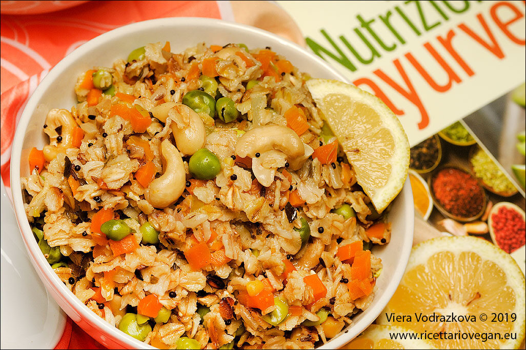 Upma di avena indiana colazione salata