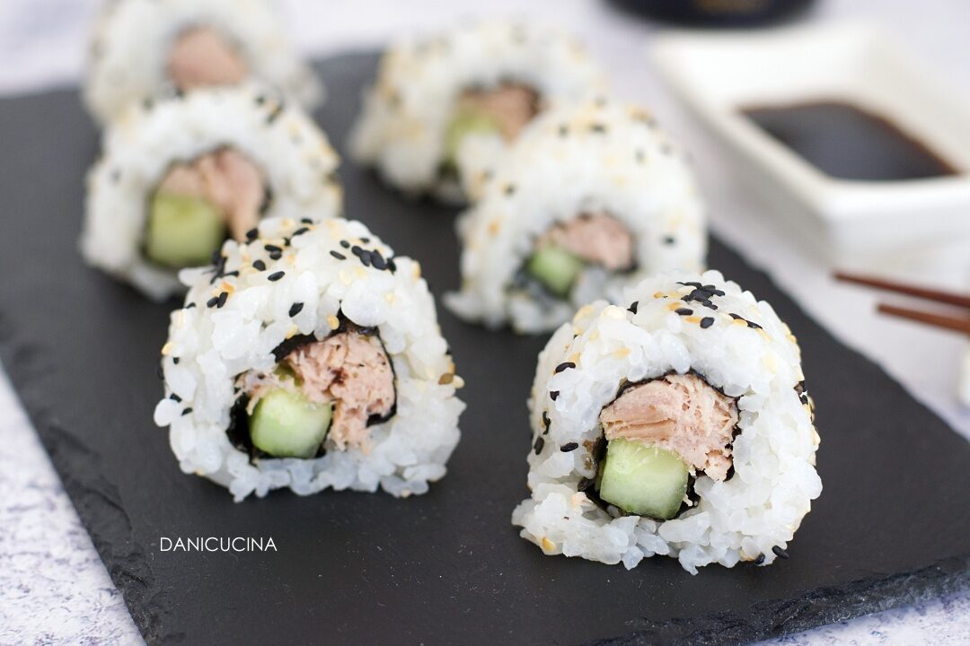 Uramaki con tonno in scatola fatti in casa (sushi con pesce cotto)
