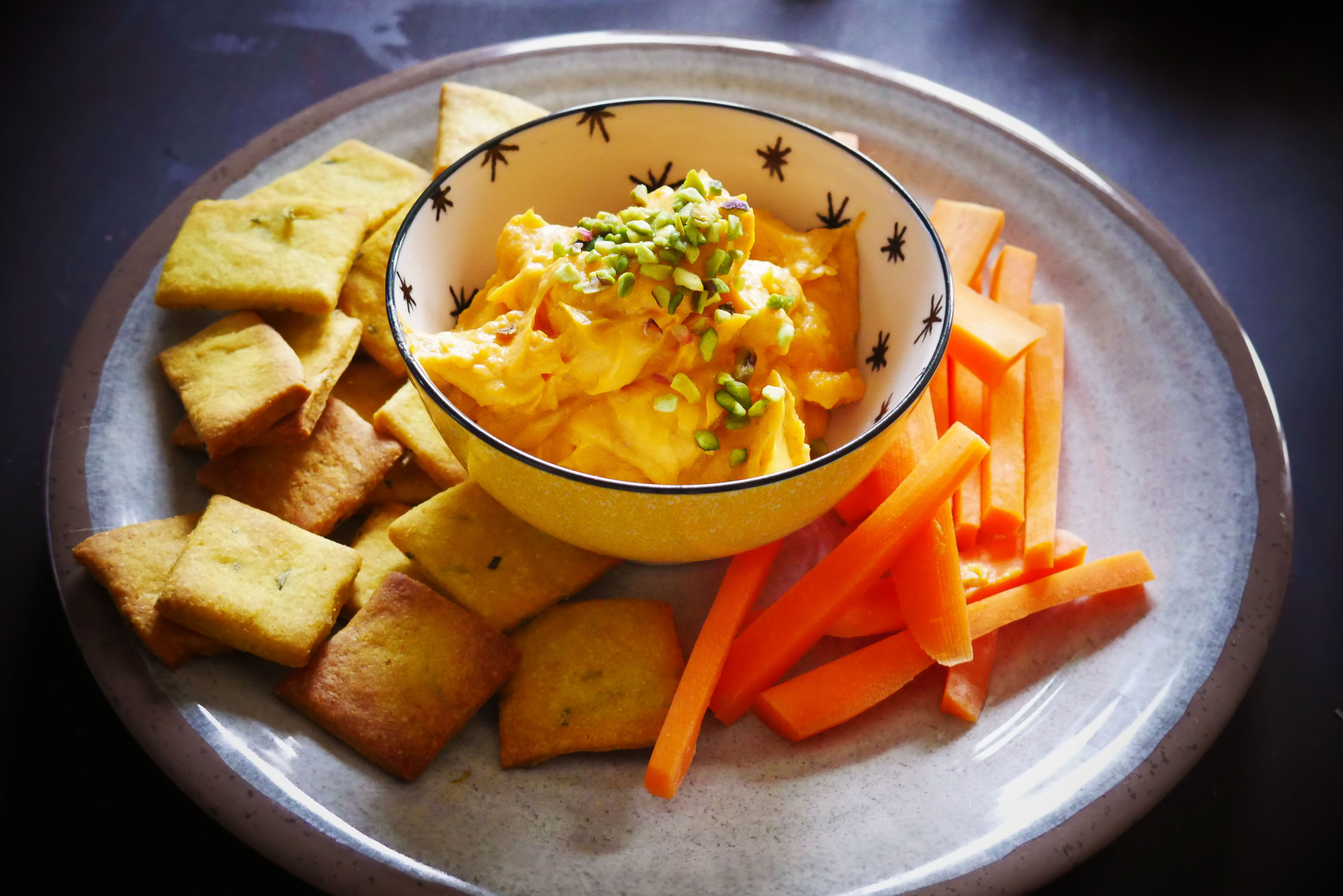 Veg aperitivo: hummus di batata con crackers al rosmarino e curcuma