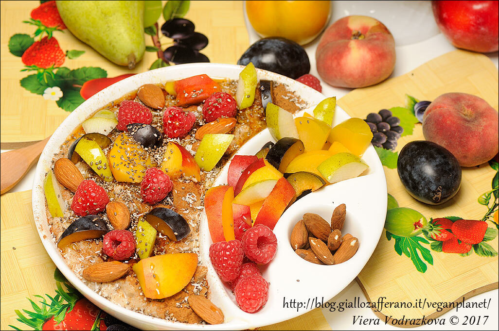 Vegan bombastic fruit bowl o porridge d’avena