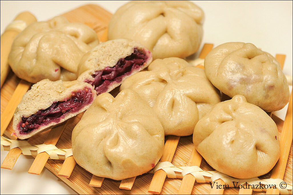 Vegan char siu bao buns a modo mio con cavolo rosso
