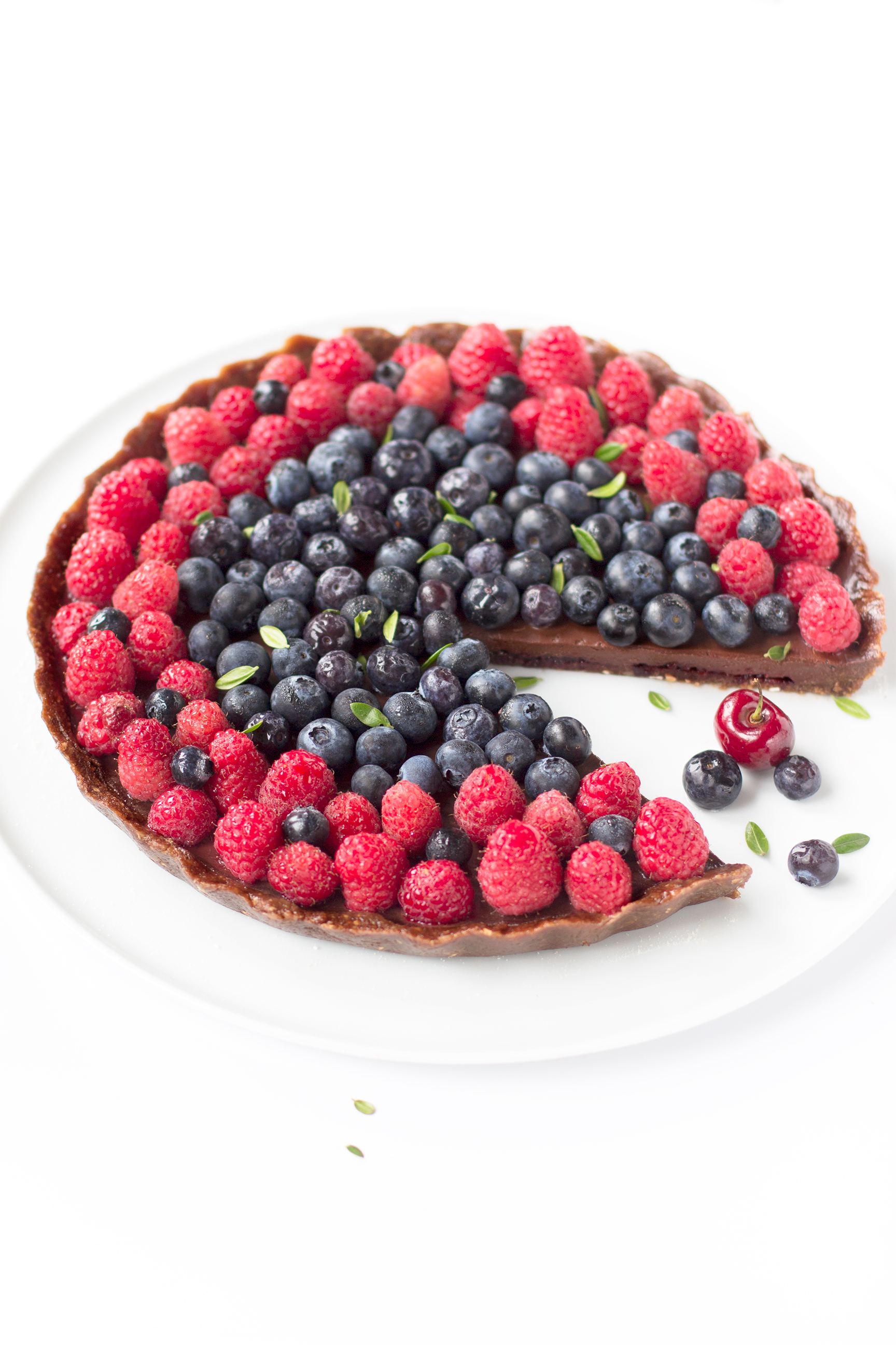 Vegan cheesecake senza cottura al cioccolato, cocco e frutti di bosco | senza glutine