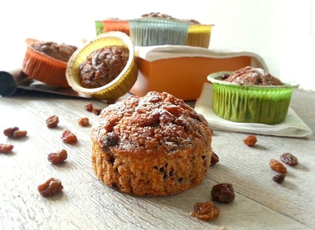Vegan muffin integrali con uvetta e carota bicolore