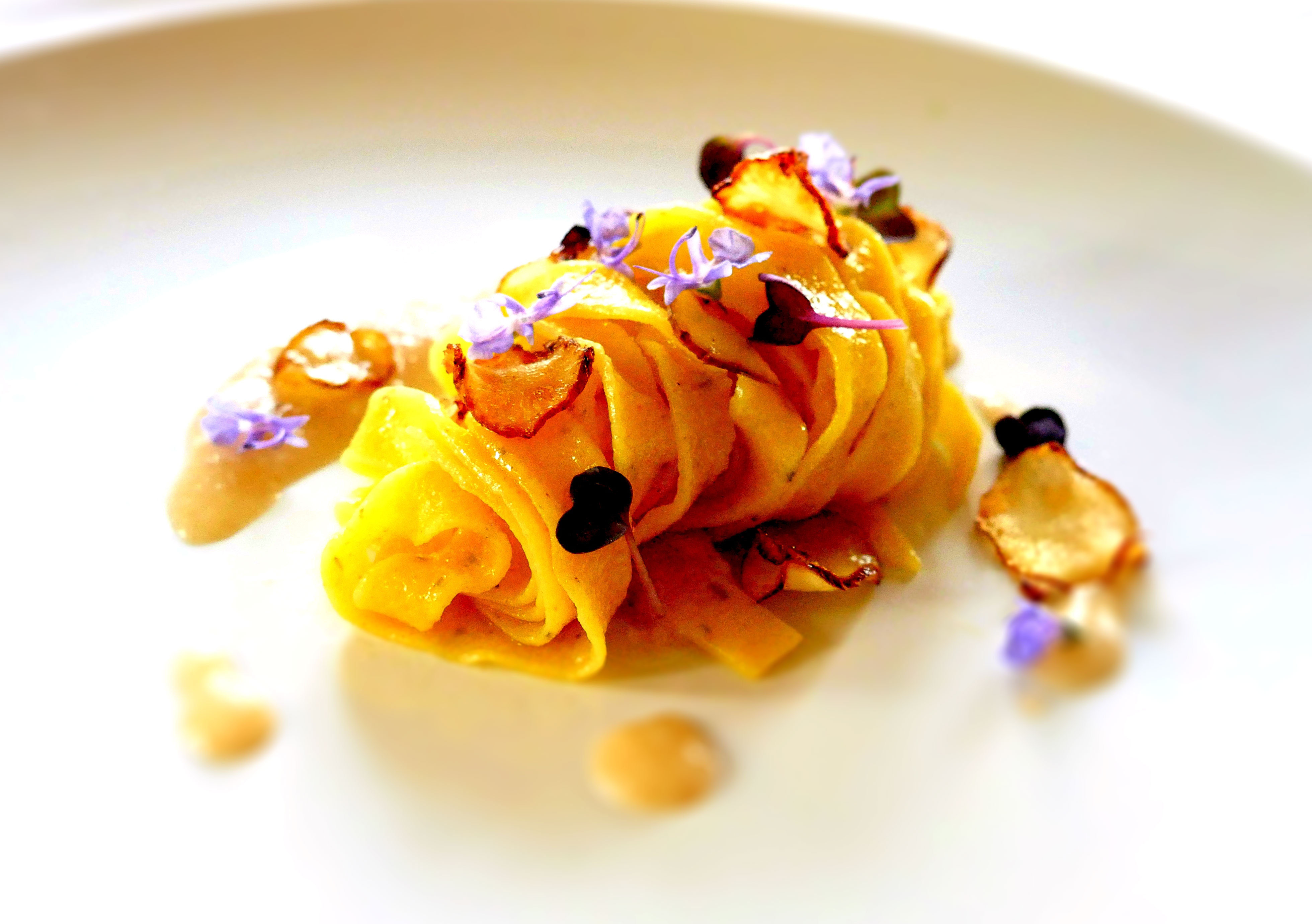 Vegan tagliatelle a base di grano duro e santoreggia in salsa di pane e topinambur