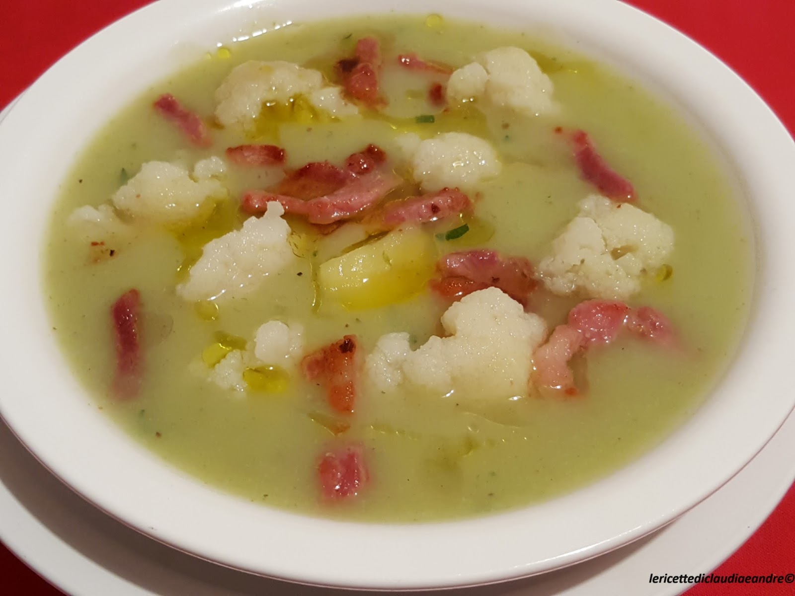 Vellutata con cavolfiore, patate e croccante di pancetta affumicata