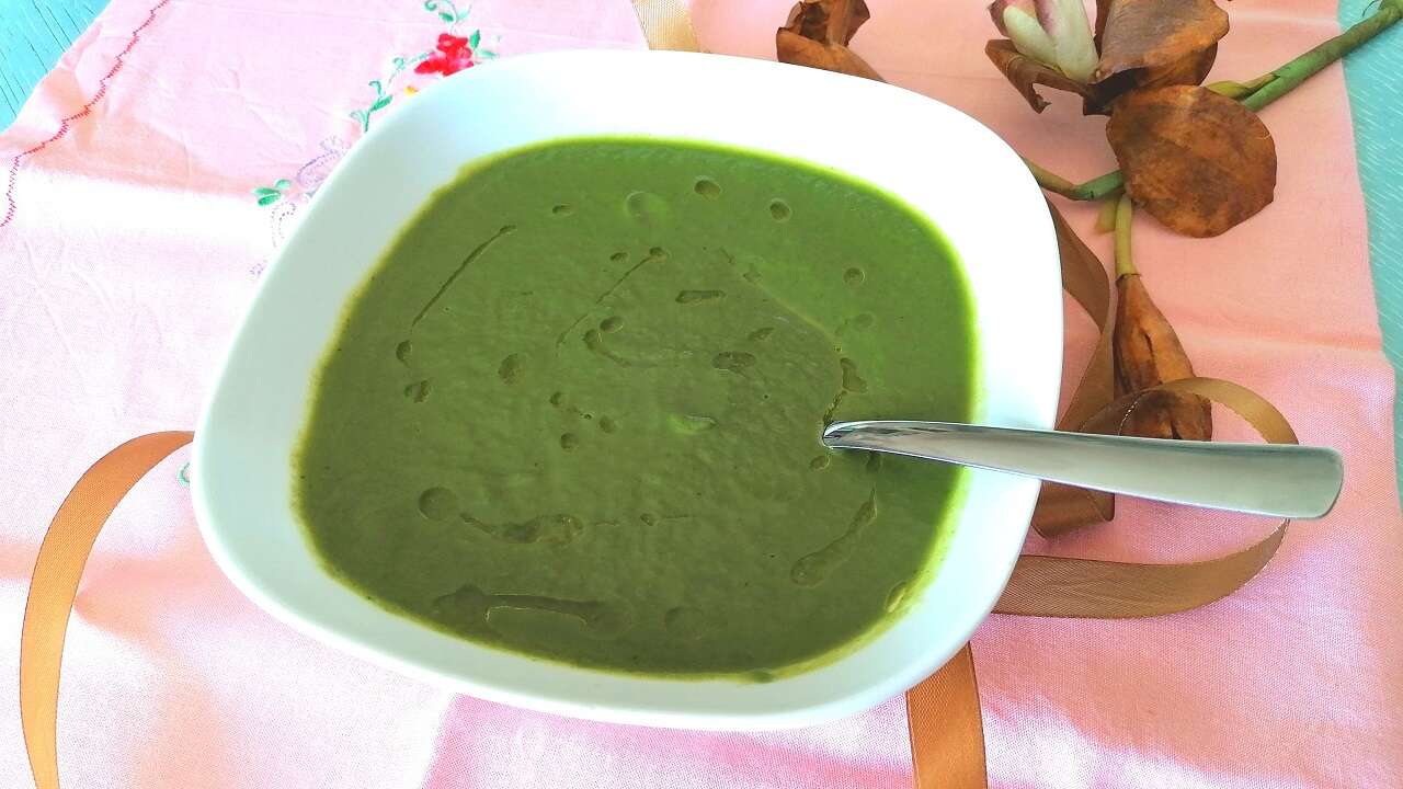 Vellutata detox zucchine e spinaci light, con e senza bimby