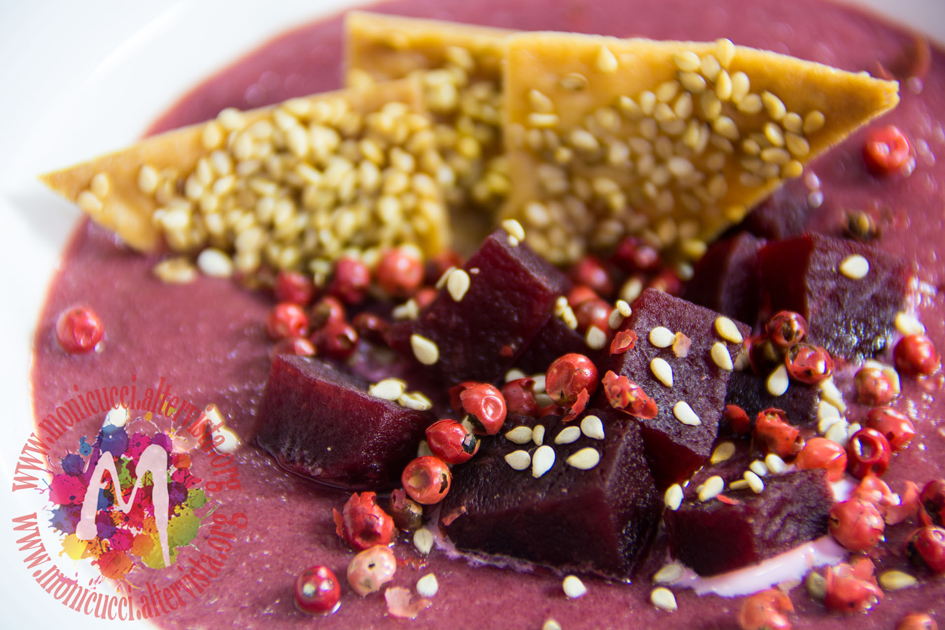 Vellutata di barbabietole rosse con crema di latte e cracker di sesamo