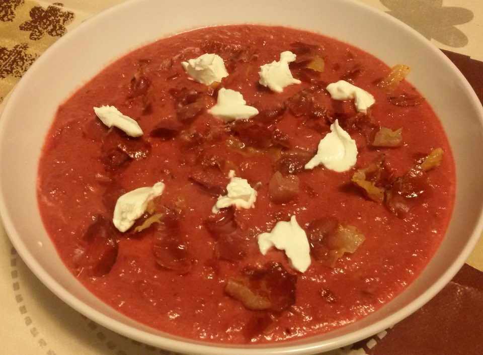 Vellutata di barbabietole rosse e speck