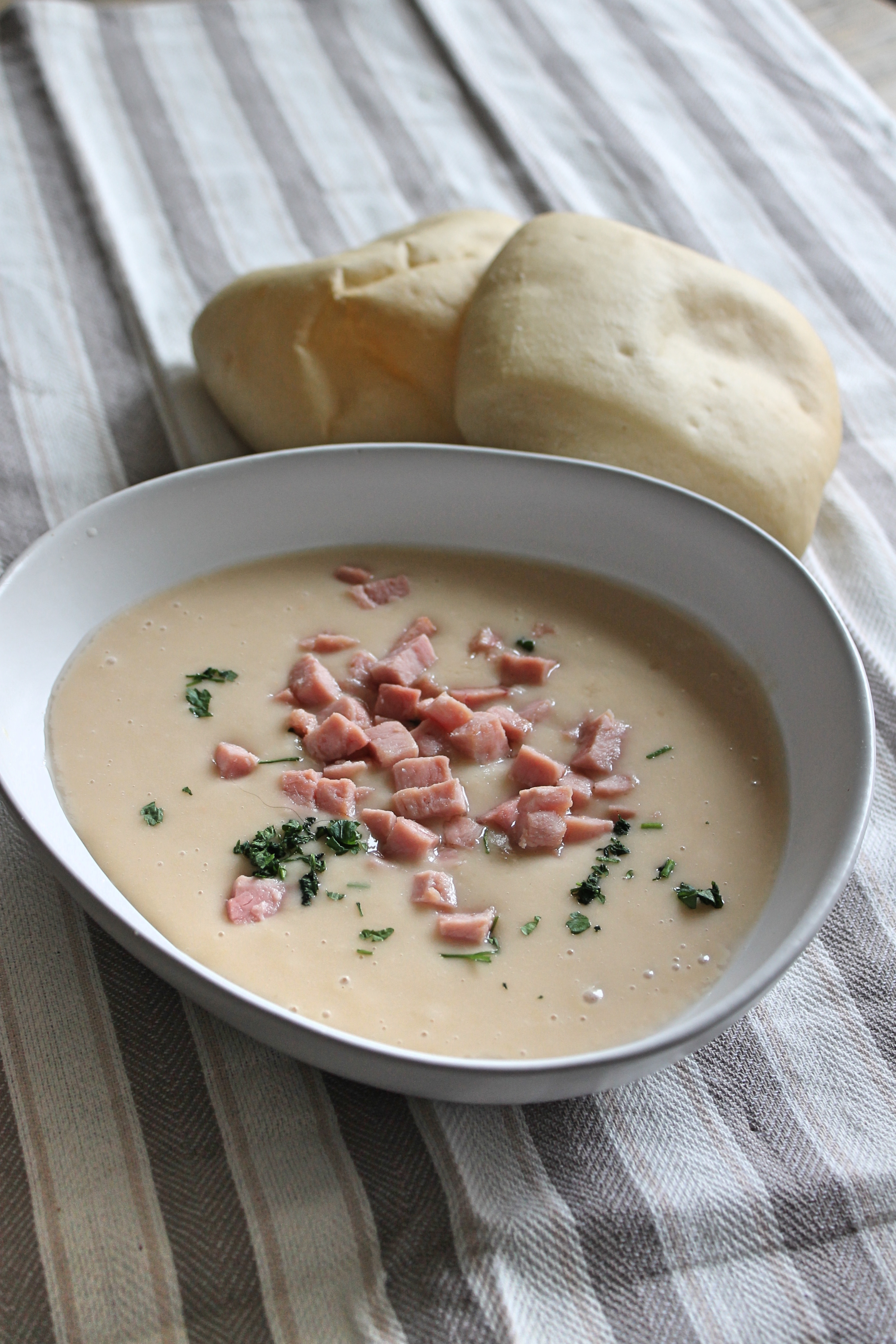 Vellutata di cannellini guarnita con pancetta o cotto croccante
